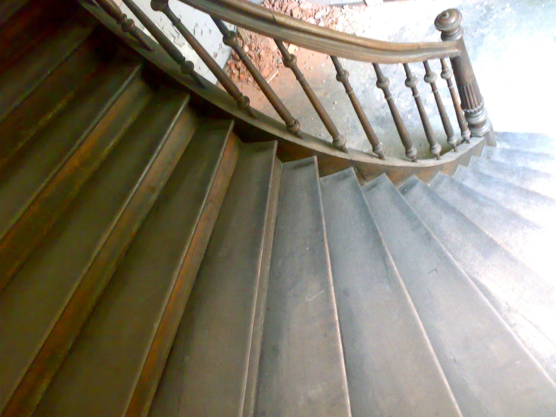 urige 180 ° Treppe um 1870 aus Eiche - antike-tueren-baustoffe