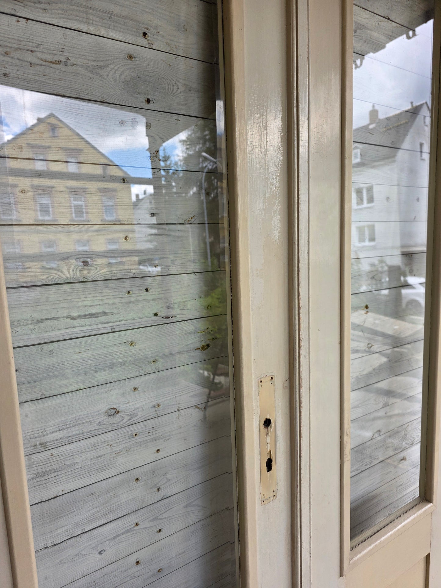 Schlichte Tür mit Facettenglas-   IDG/116